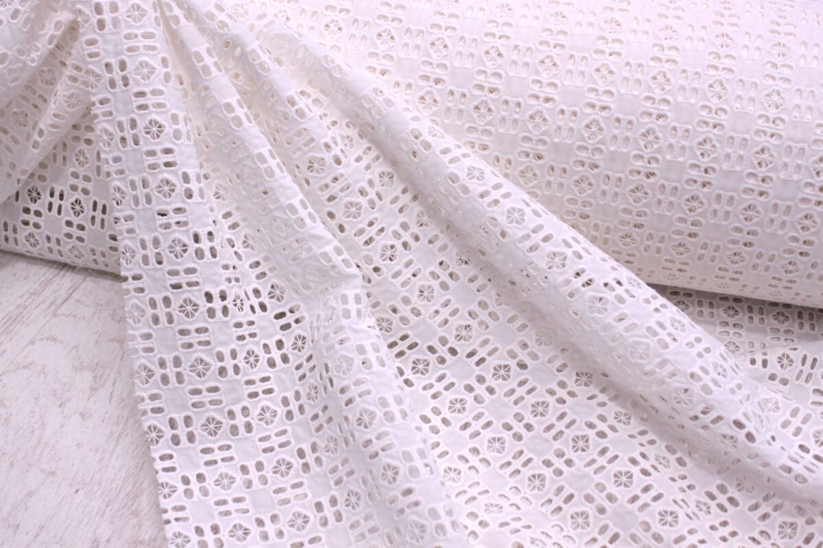 Tira bordada batista de encaje en algodón Blanco Altura cm.4.5 Embalaje  mt.13.70 para confección